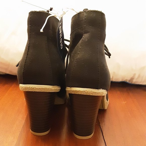 Old navy women's bootie - Picture 3 of 4